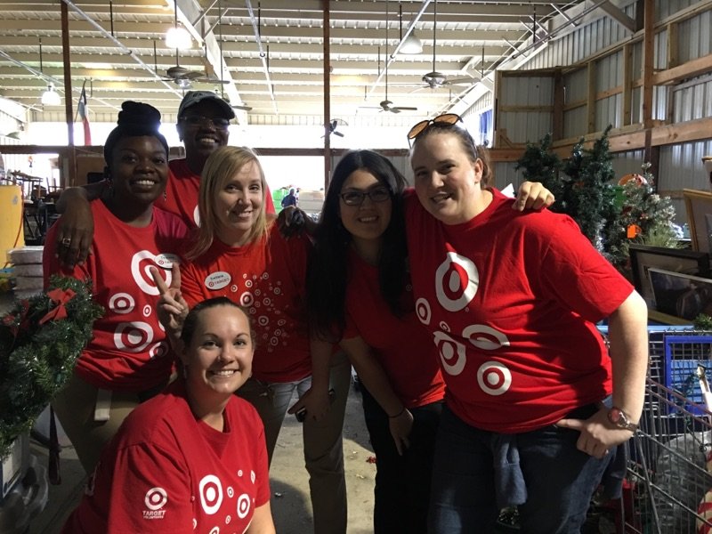 svetochka3000's tweet photo. T2342 and T1982 are volunteering for United Way MLK day of service @Kimberly_Beaver @djagatx @UnitedWayWilco @Becca4Target @KellyHorner818 https://t.co/nIQ9u9kMUT