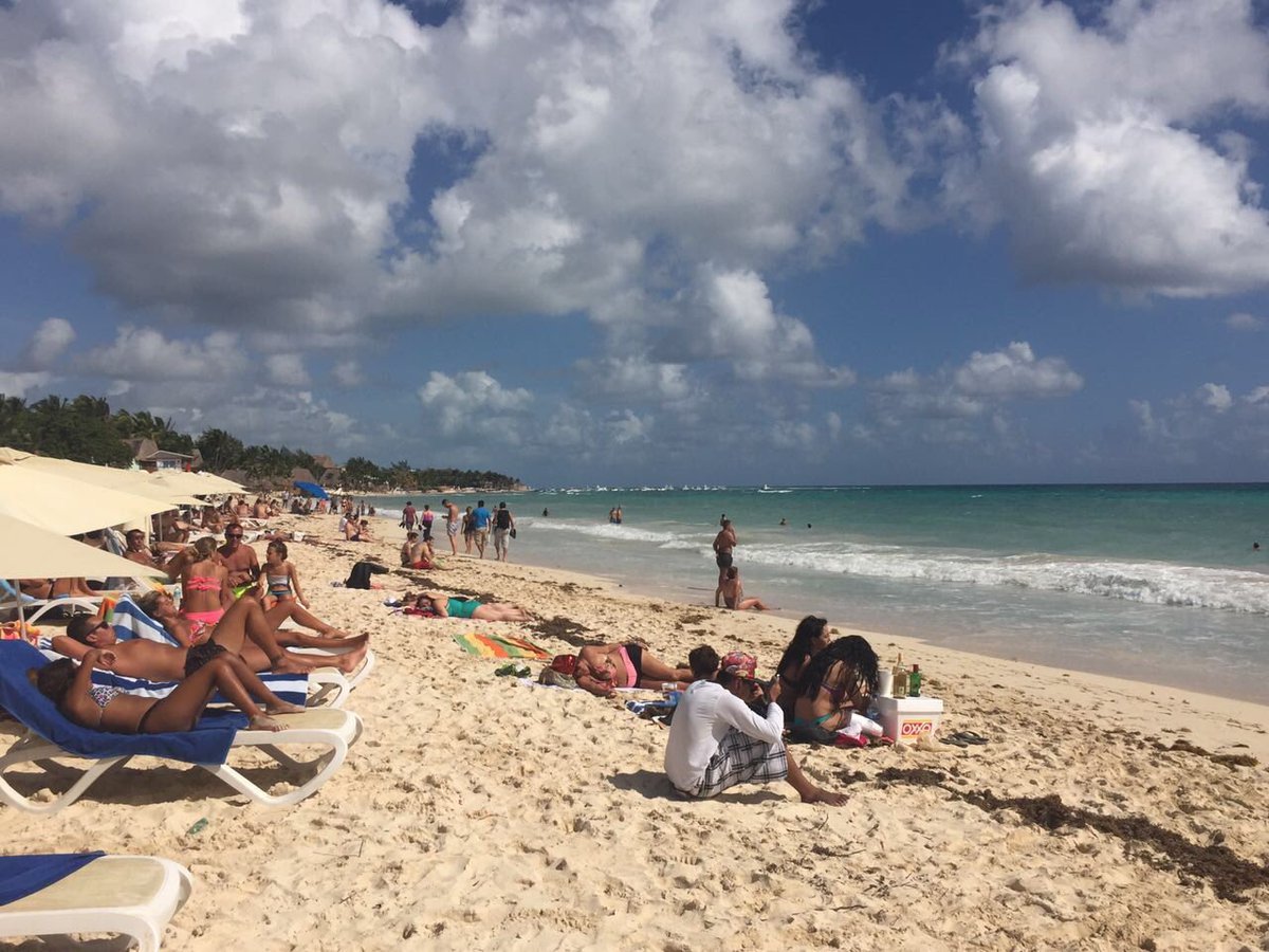 jorgeayalanews's tweet photo. Hoy en #PlayaDelCarmen turistas y locales disfrutando del sol y nuestro hermoso mar #YoAmoPlayaDelCarmenPor cosmopolita #PlayaItsOK https://t.co/Hncdjwy10v