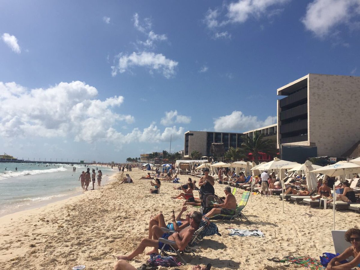 jorgeayalanews's tweet photo. Hoy en #PlayaDelCarmen turistas y locales disfrutando del sol y nuestro hermoso mar #YoAmoPlayaDelCarmenPor cosmopolita #PlayaItsOK https://t.co/Hncdjwy10v