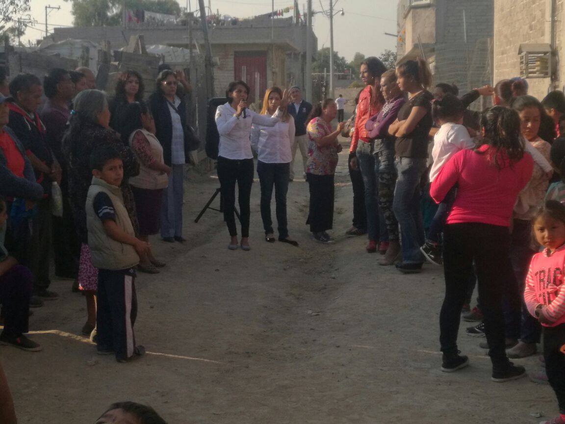 viaradical's tweet photo. Nuestra forma de trabajo es recogiendo las voces de la gente y transformándolas en demandas. En Brigada de informacion en Chimalhuacán. https://t.co/BtJ6W4L5v1