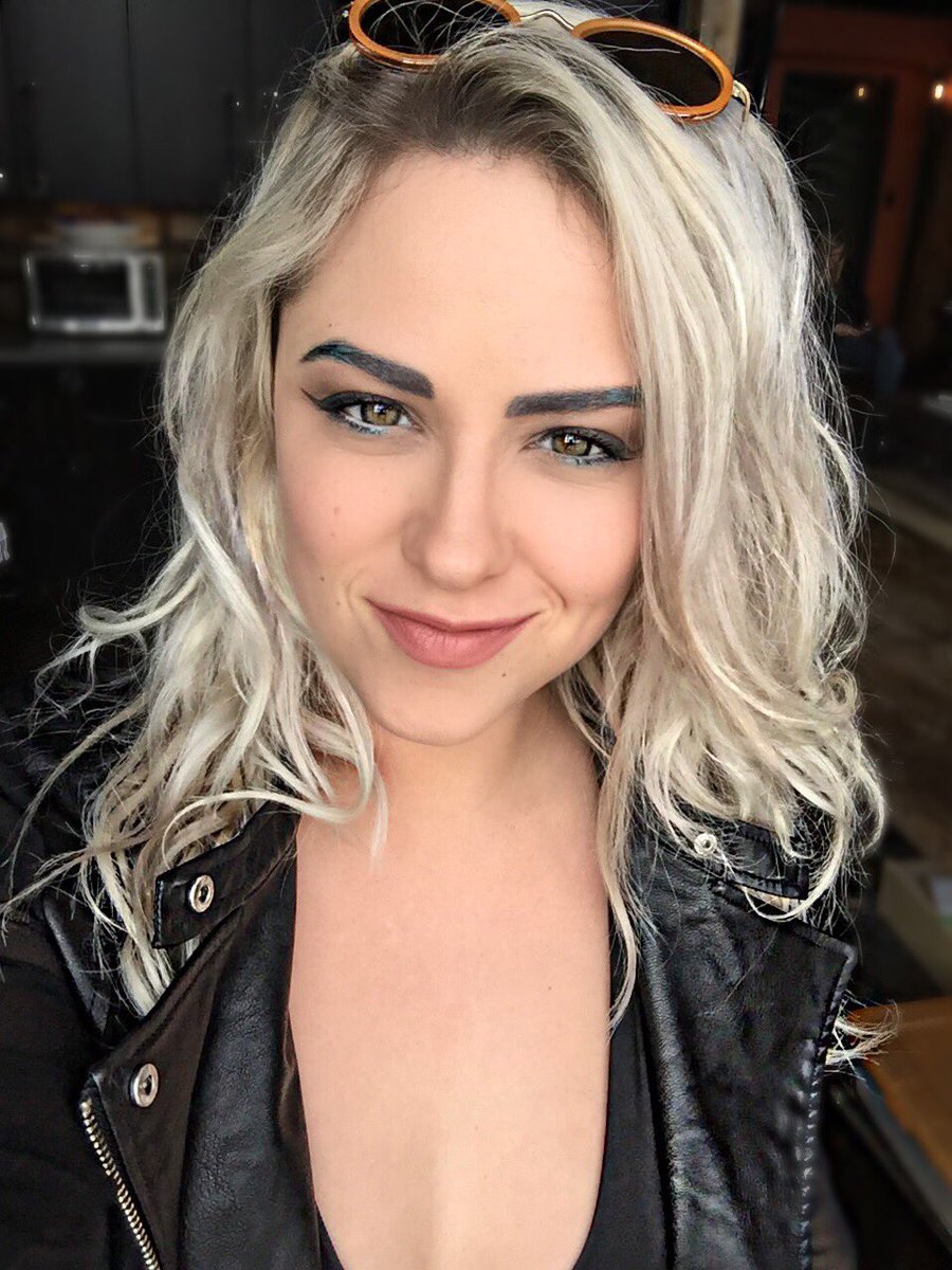 JanellWheeler's tweet photo. Good morning! I hope that this week is productive and fun for you! 🖤 #bluebrows https://t.co/cEEF2BepX1