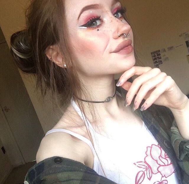 Hii!! I'm Arden I'm pretty new here so I'm sorry if I suck but rt this so I can make some friends