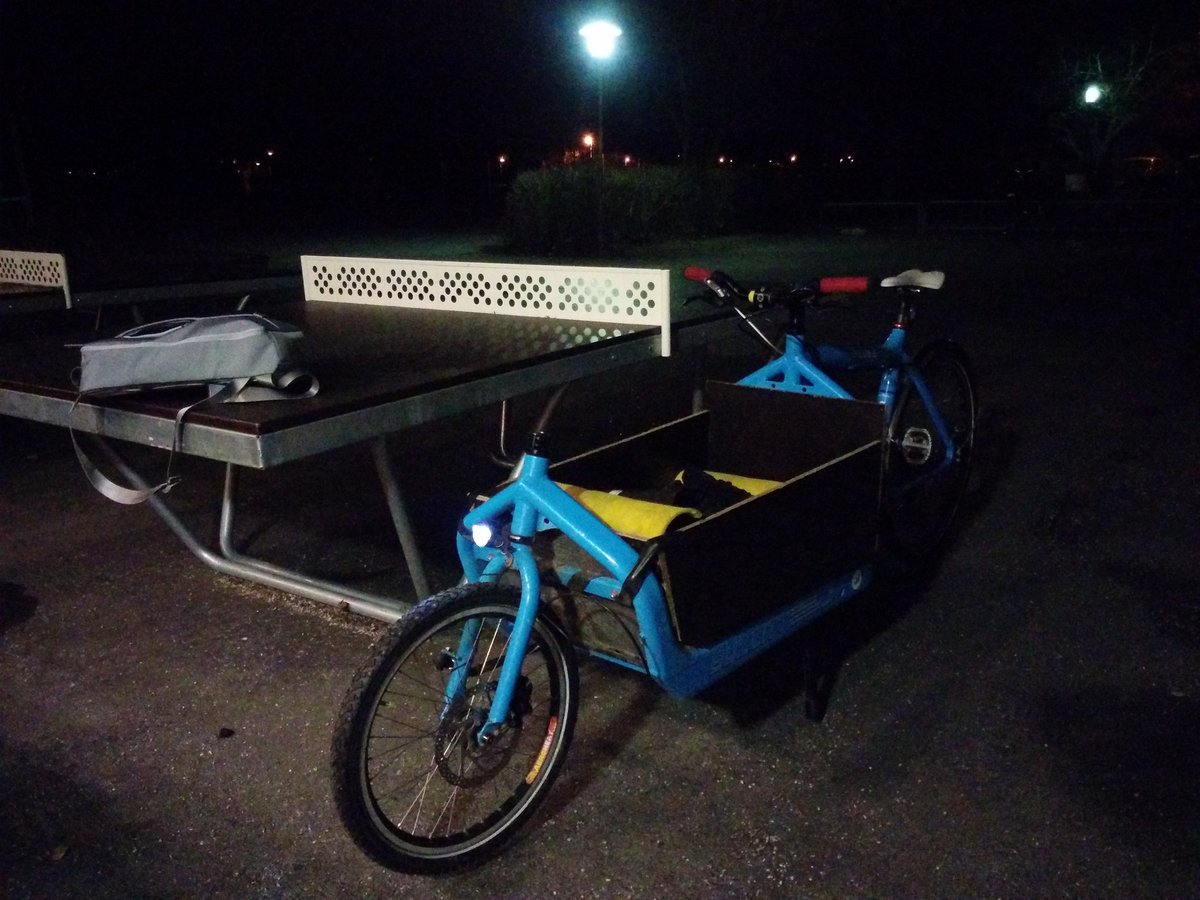 Lådan är idag packad m filt och liggunderlag. Sköter aktivitetslogistiken på bästa sätt #cyklaiallaväder #bullitt