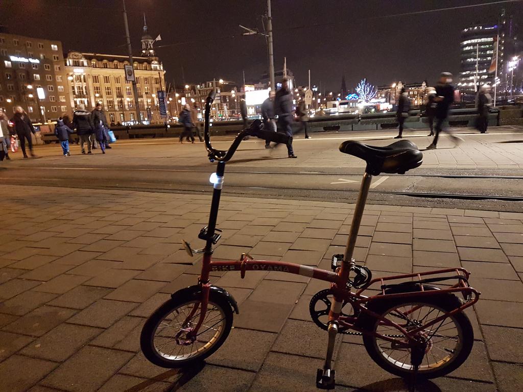 serbalandatour's tweet photo. Dia setia menemaniku menembus lorong-2 Ibukota. #serbalanda #serbalandatour #Amsterdam https://t.co/WNPYlwxOZk