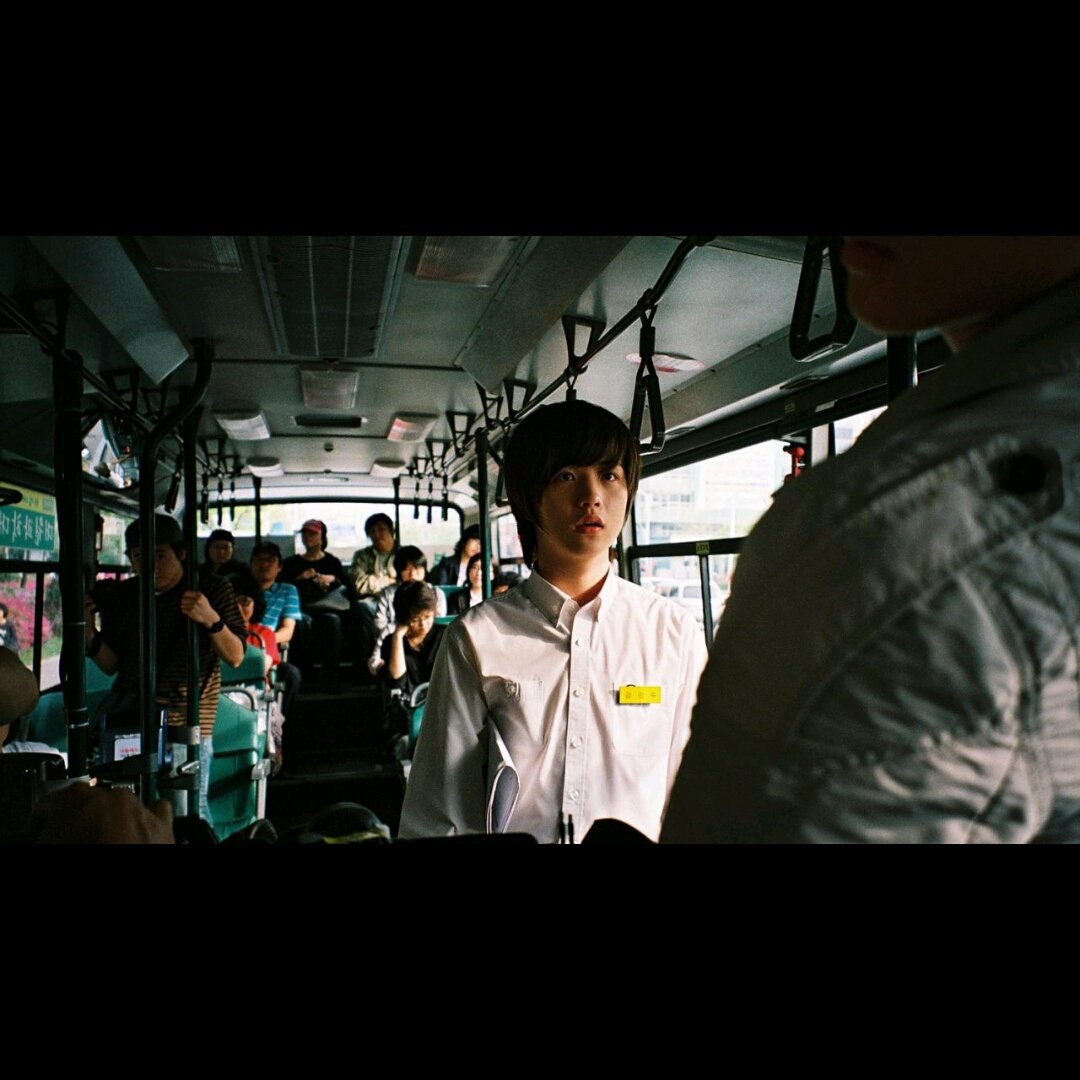 18. 소년, 소년을 만나다 (2008.11.20.개봉) 필름 통이 굴러가는 장면, 굴러가서 신발에 부딪히는 장면, 다시 반대쪽으로 굴러가는 장면, 그리고 그...