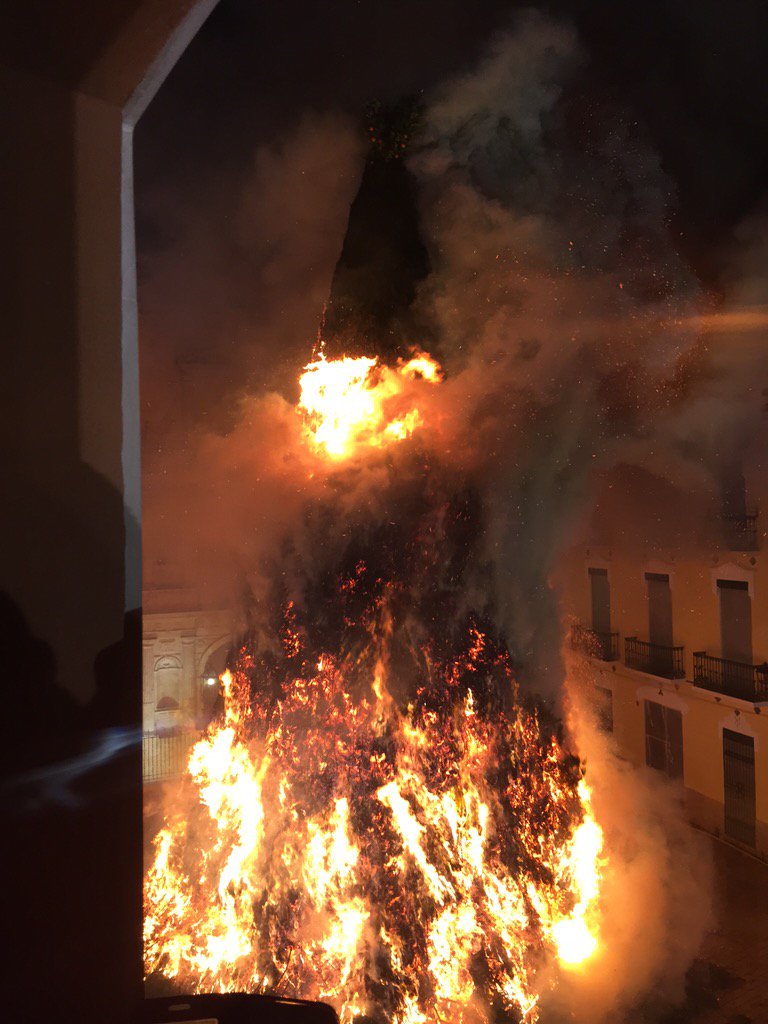 En la foguera més gran del món. Festes de Sant Antoni de Canals. Amb molt bona companyia.