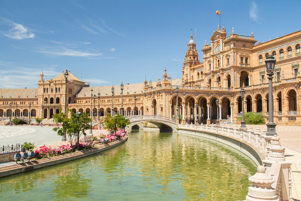 Plaza de España, uno de los rincones más emblemáticos de Sevilla: sitiosdeespana.es/articulo/plaza…