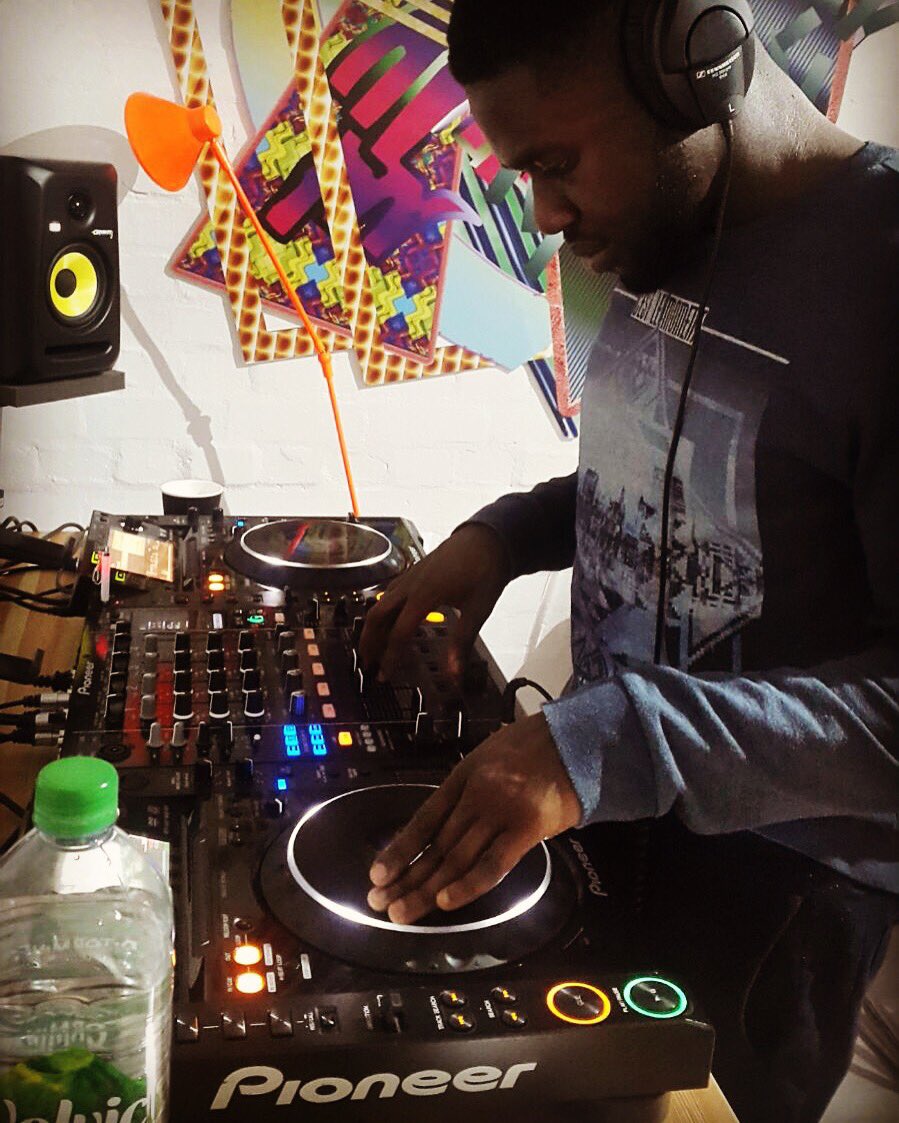 2deuces_'s tweet photo. STUDIO VIBES  #dj #cdj #pioneer #pioneerdj #seratodj https://t.co/kVqbpkZrcg