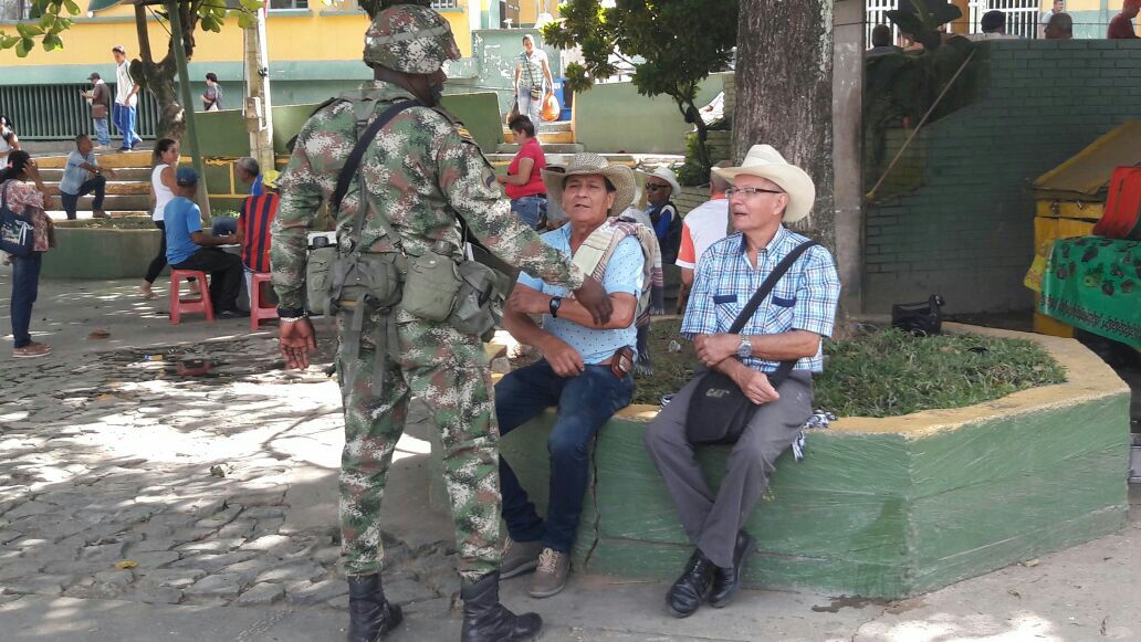 Ejercito_Div7's tweet photo. #Baeev8 #Brigada14 recorre calles de #Segovia saludando a la población y recordando su gran compromiso con la seguridad del municipio https://t.co/2aB8g0hETO