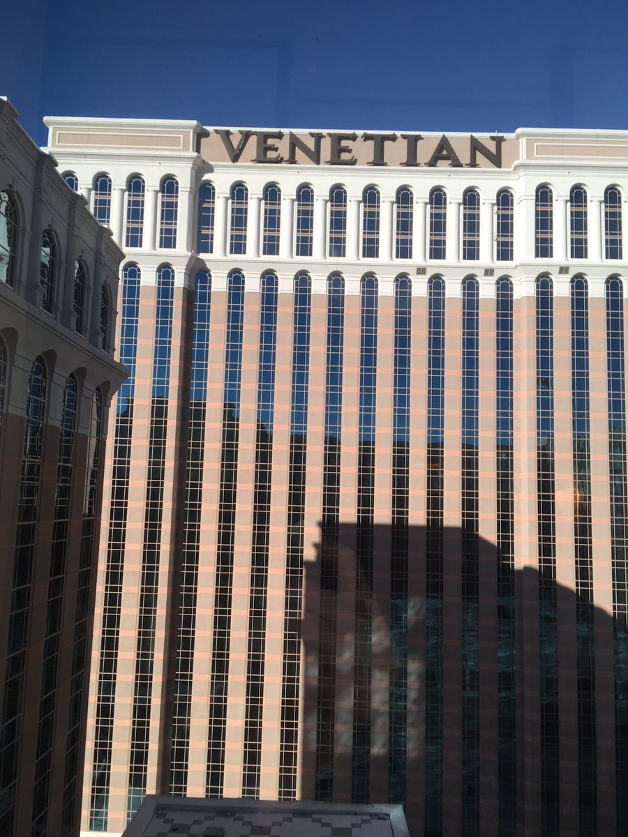 lukeokeydokey's tweet image. Made it to Vegas for SHOT Show. #canadahunts #SHOTshow2017 #soexcited