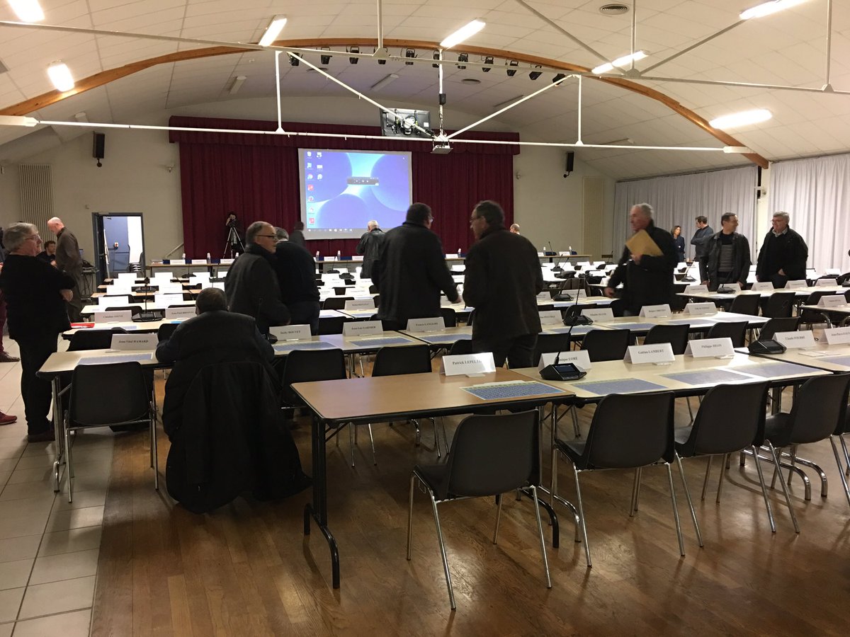 avranches_infos's tweet photo. 2nd conseil de Cté d'agglo Mt St Michel #Normandie 
Arrivée des élus
New : le vote électronique + enregistrement vidéo par l'EPCI
#CAMSMN https://t.co/BBA3h7kJGS