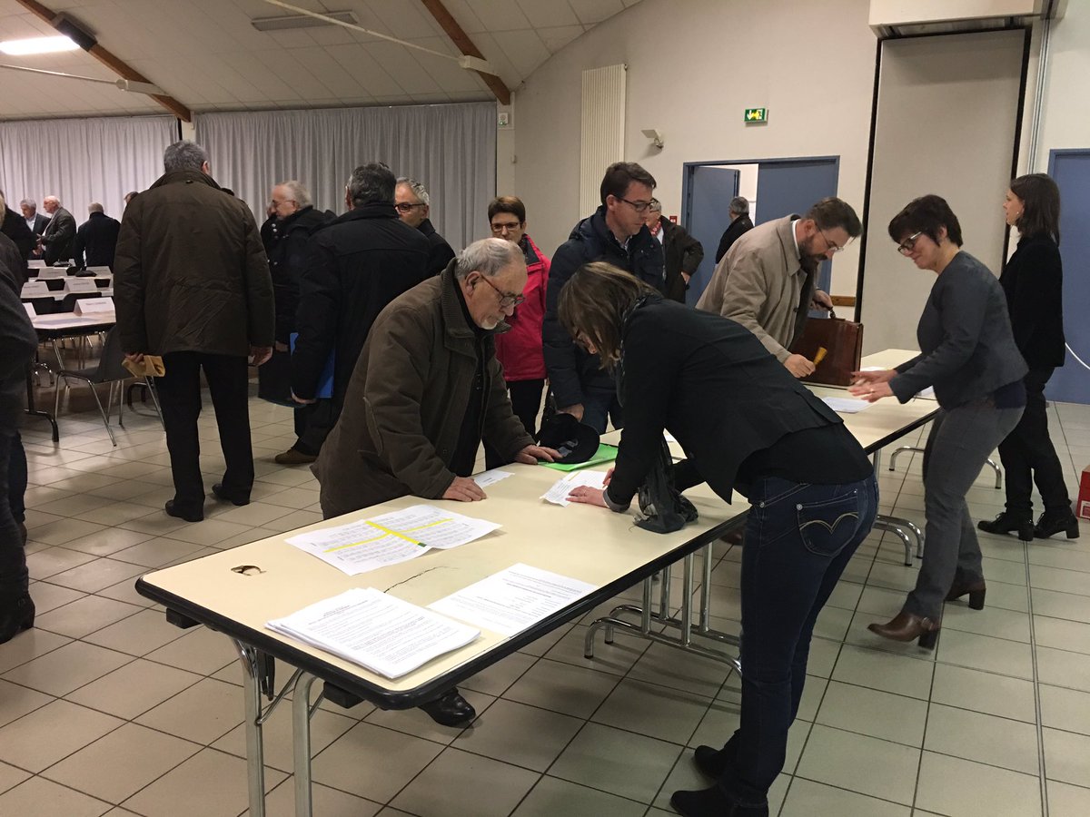 avranches_infos's tweet photo. 2nd conseil de Cté d'agglo Mt St Michel #Normandie 
Arrivée des élus
New : le vote électronique + enregistrement vidéo par l'EPCI
#CAMSMN https://t.co/BBA3h7kJGS