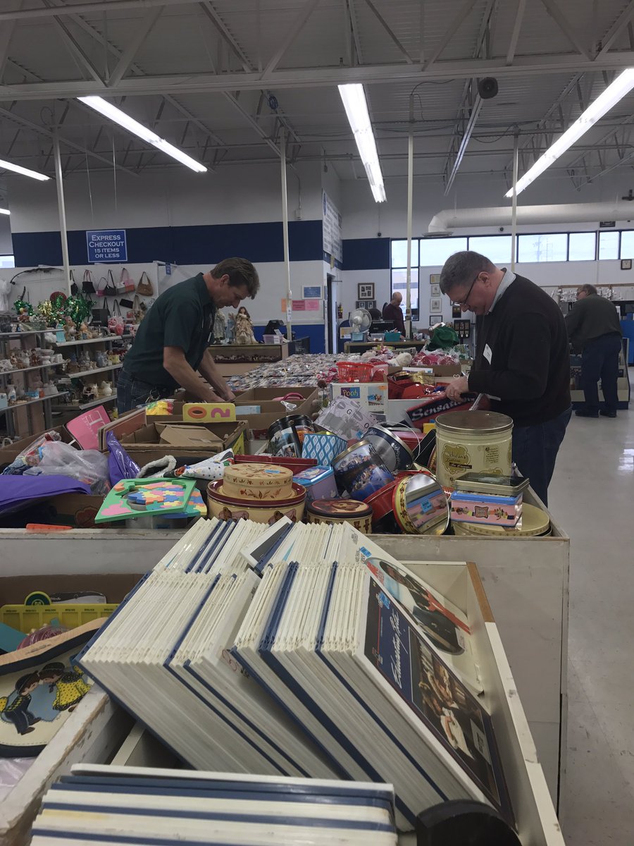 JillaineJackson's tweet photo. In honor of MLK day St.Norbert went into the community to serve, my group went to St. Vincent's #sncserves #mlkday https://t.co/wY0NcmQboQ