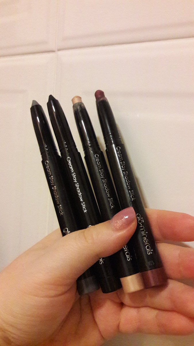 DublinGail's tweet photo. I'm baaaack! Took some personal time stepping back from Social Media over Christmas etc. Snapchat DublinGail! #bbloggers #makeuplook #style https://t.co/QgJQNuIaAH