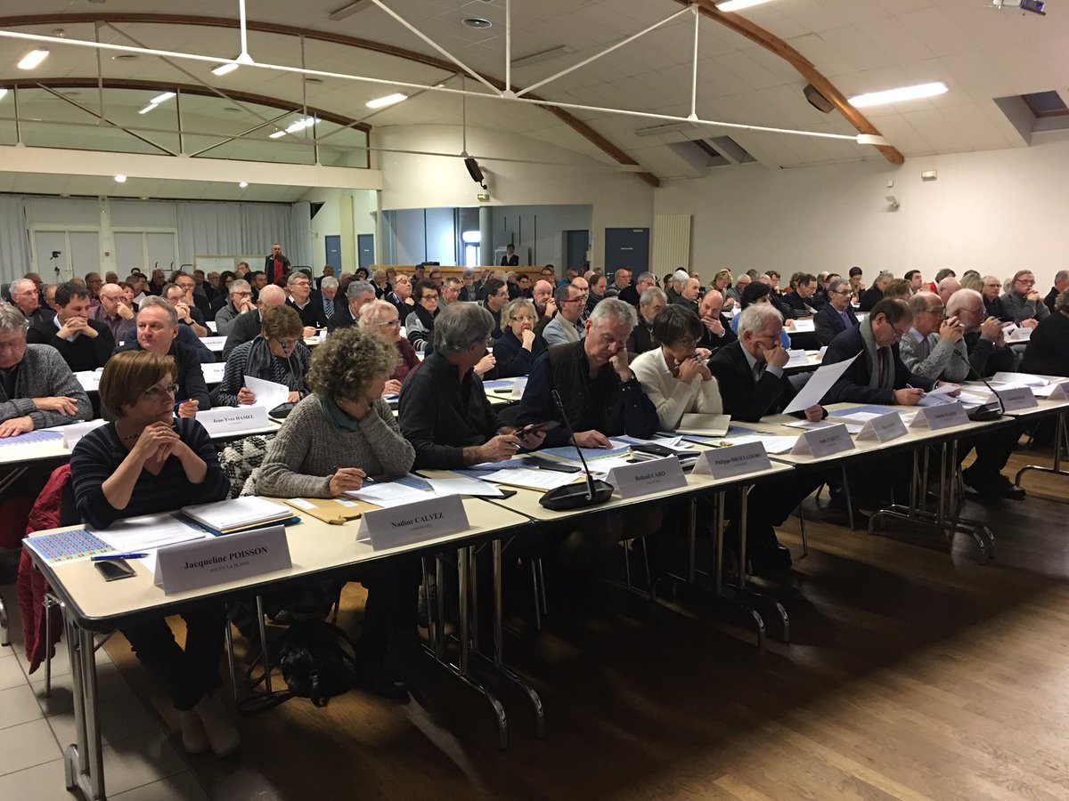 avranches_infos's tweet photo. Conseil de Cté d'agglo Mt-St-Michel Normandie 
Les acteurs : pdt + VPs + élus + presse (@OuestFrance50 @Gazette50 @lamanchelibre )
#CAMSMN https://t.co/h9GcKmJCjv
