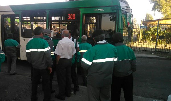 Sindical_cl's tweet photo. Buses Vule en huelga: “No tenemos ni siquiera baños dignos” https://t.co/6ZLgTjYkfy #HuelgaBusesVule https://t.co/5dJgMbWho1