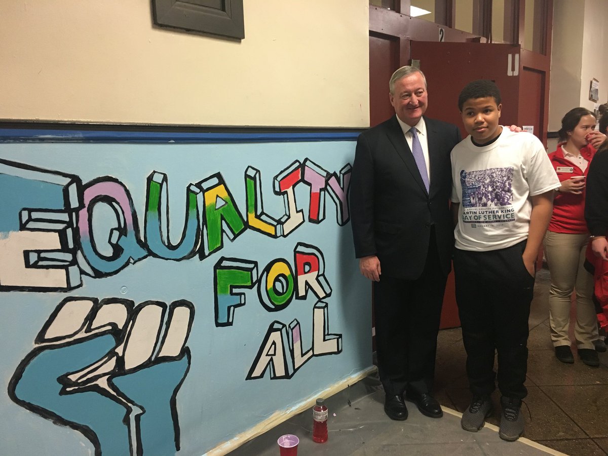 PHLserves's tweet photo. Volunteers show off their hard work with @phillymayor at Harding School #KDOS2017 #PhillyHeroes https://t.co/oXdOHA8JAv