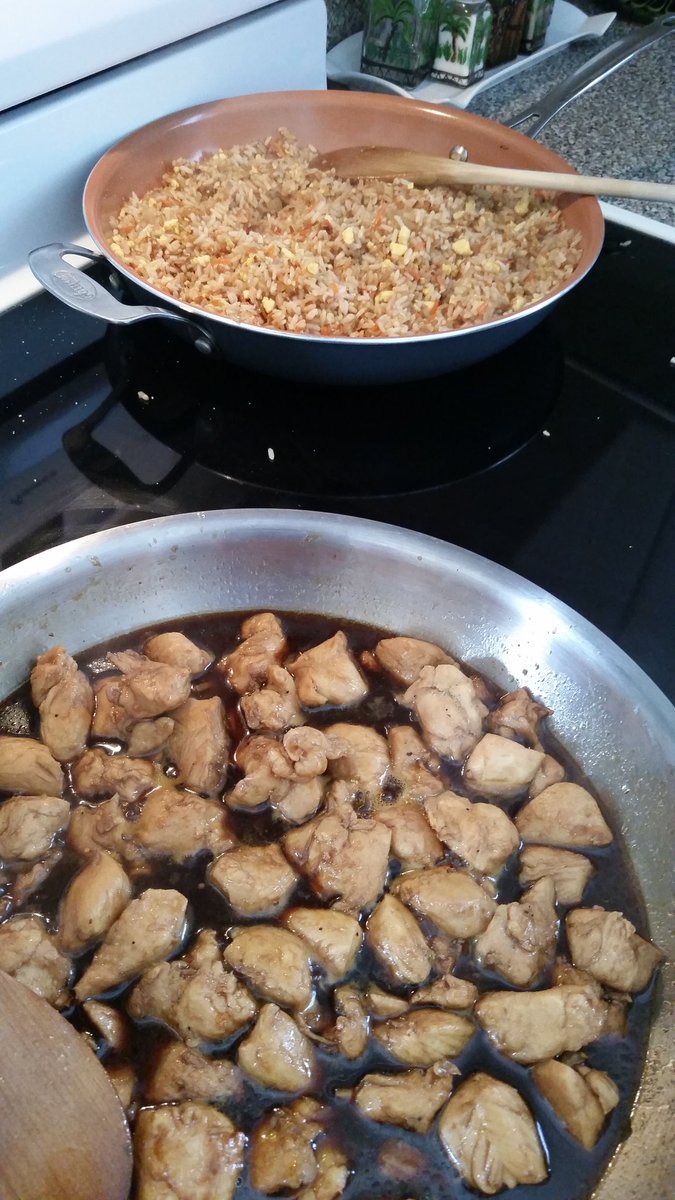 chrisderosa100's tweet photo. Orange chicken and fried rice #ChefChristopher https://t.co/JGxPN6KGGx