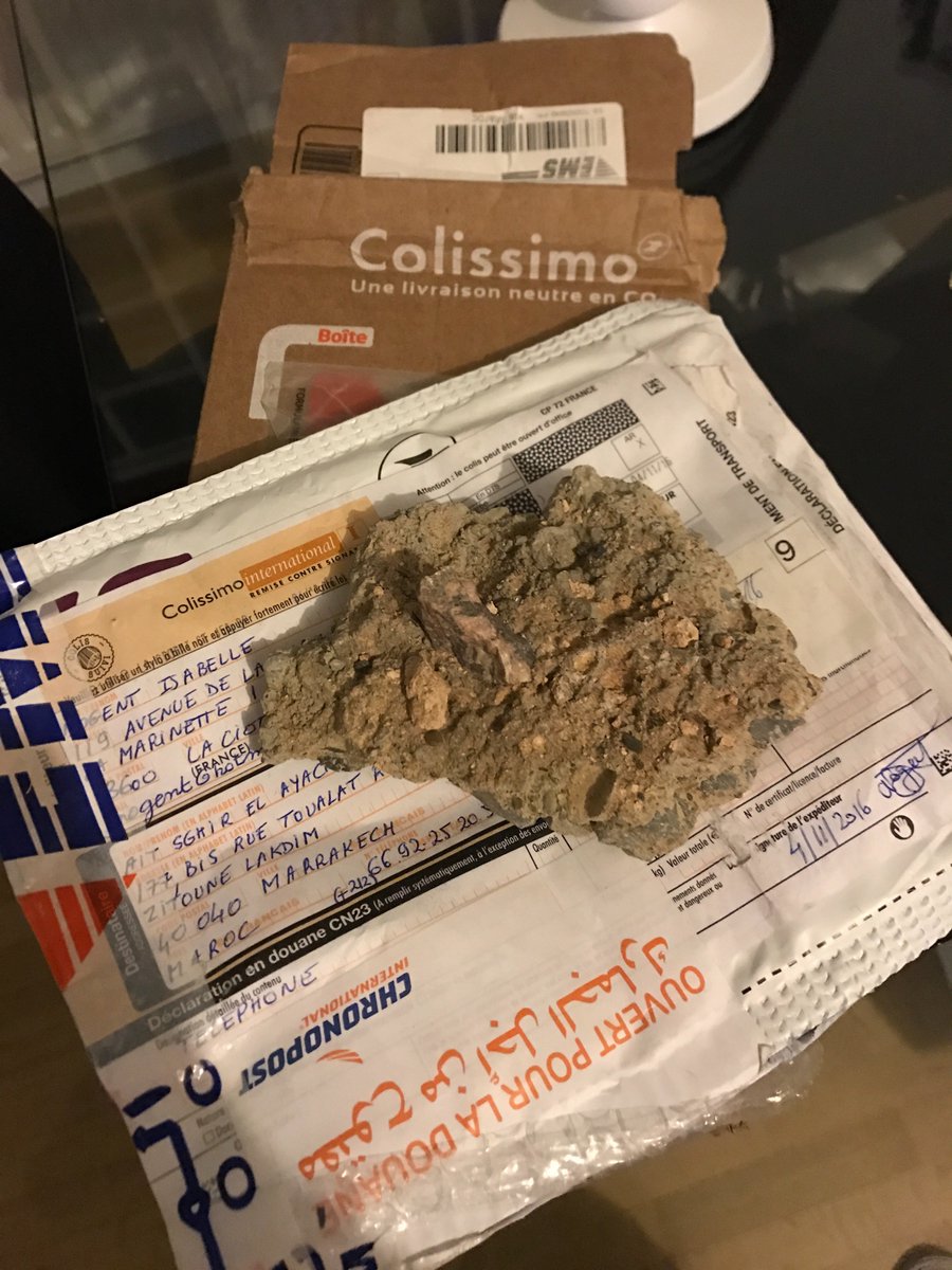 DooHajar's tweet photo. e demande le retour de mon colis et je reçois un caillou à la place. Merci #colissimo, #LaPoste, @lisalaposte, @GroupeLaPoste https://t.co/7tKsnjkYLh