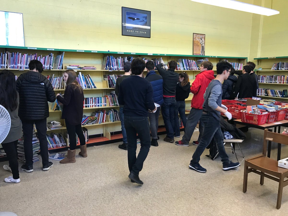 PHLserves's tweet photo. Students from @CurtisInstitute & @artyear organize the library @CrampSchool #KDOS2017 #PhillyHeroes https://t.co/CK41QgpHb4