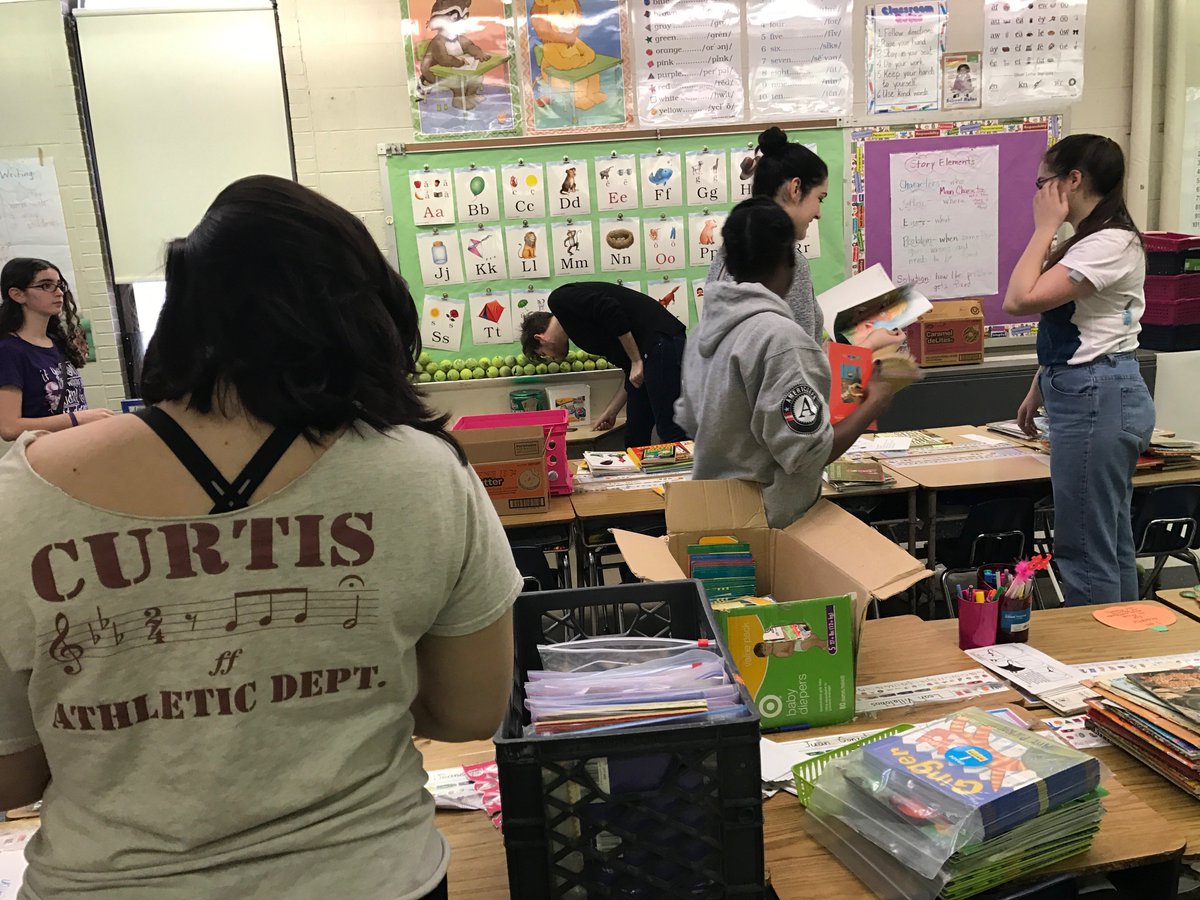 PHLserves's tweet photo. Students from @CurtisInstitute & @artyear organize the library @CrampSchool #KDOS2017 #PhillyHeroes https://t.co/CK41QgpHb4