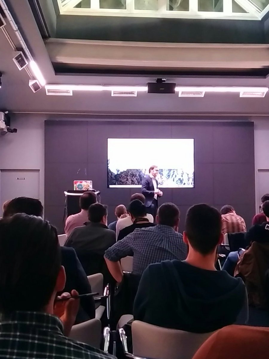 AngularJSMadrid's tweet image. #turnodepreguntas a @gruizdevilla de @gft_es , q hoy nos ha hablado sobre #AngularRouter