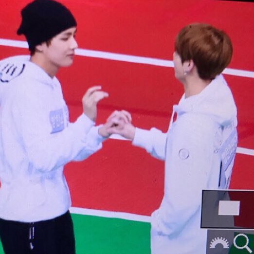 uatcome_'s tweet photo. "ПЕРЕПЛЕТАТЬ ПАЛЬЦЫ С ПАРНЕМ-СТРАННО " ,- СКАЗАЛ ОДНАЖДЫ ТЭХЕН 
#BTS #isac2017 https://t.co/K3wwRA17So