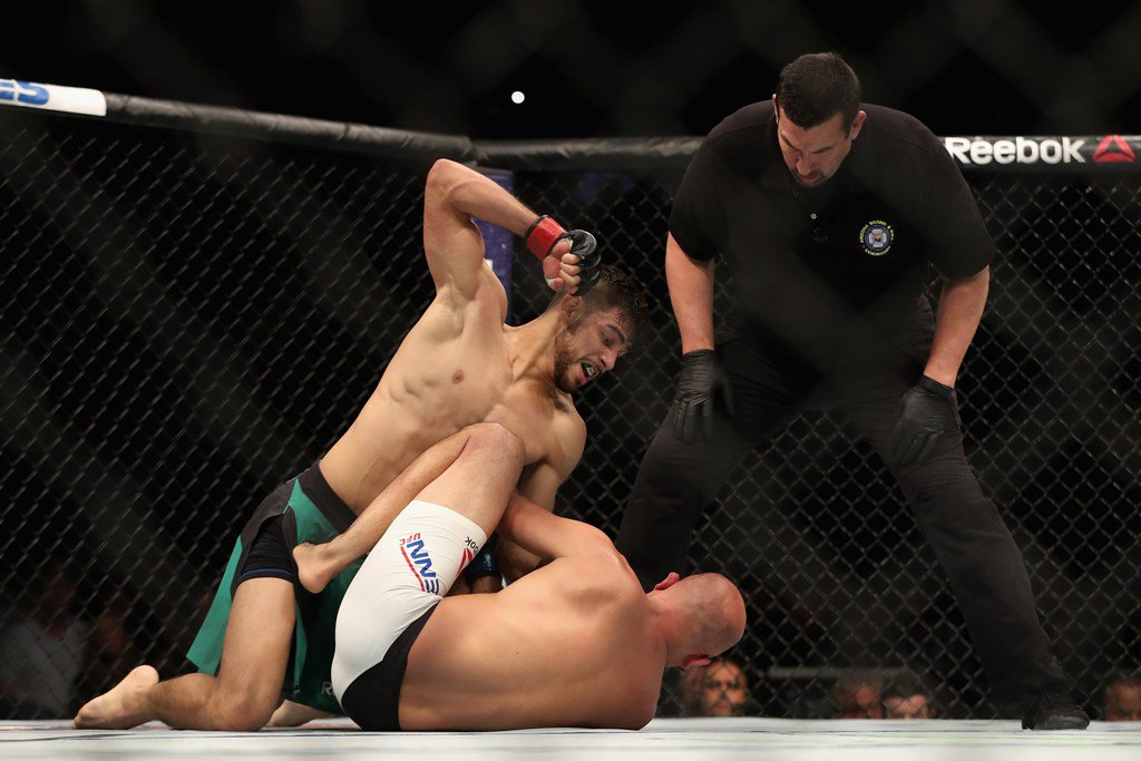 laaficion's tweet photo. ▶️ #UFCPhoenix: Así fue el nocaut técnico del @panteraufc sobre BJ Penn https://t.co/XSCO1UQyul https://t.co/SAlqJeuKRf