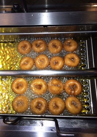 dzakroczymski's tweet image. Freshly. Made. Mini Donuts. Need I say more? Available at the Sil's Mini Donut portables outside Sections 226 &amp;amp; 418. @SilsMiniDonuts @Bucks