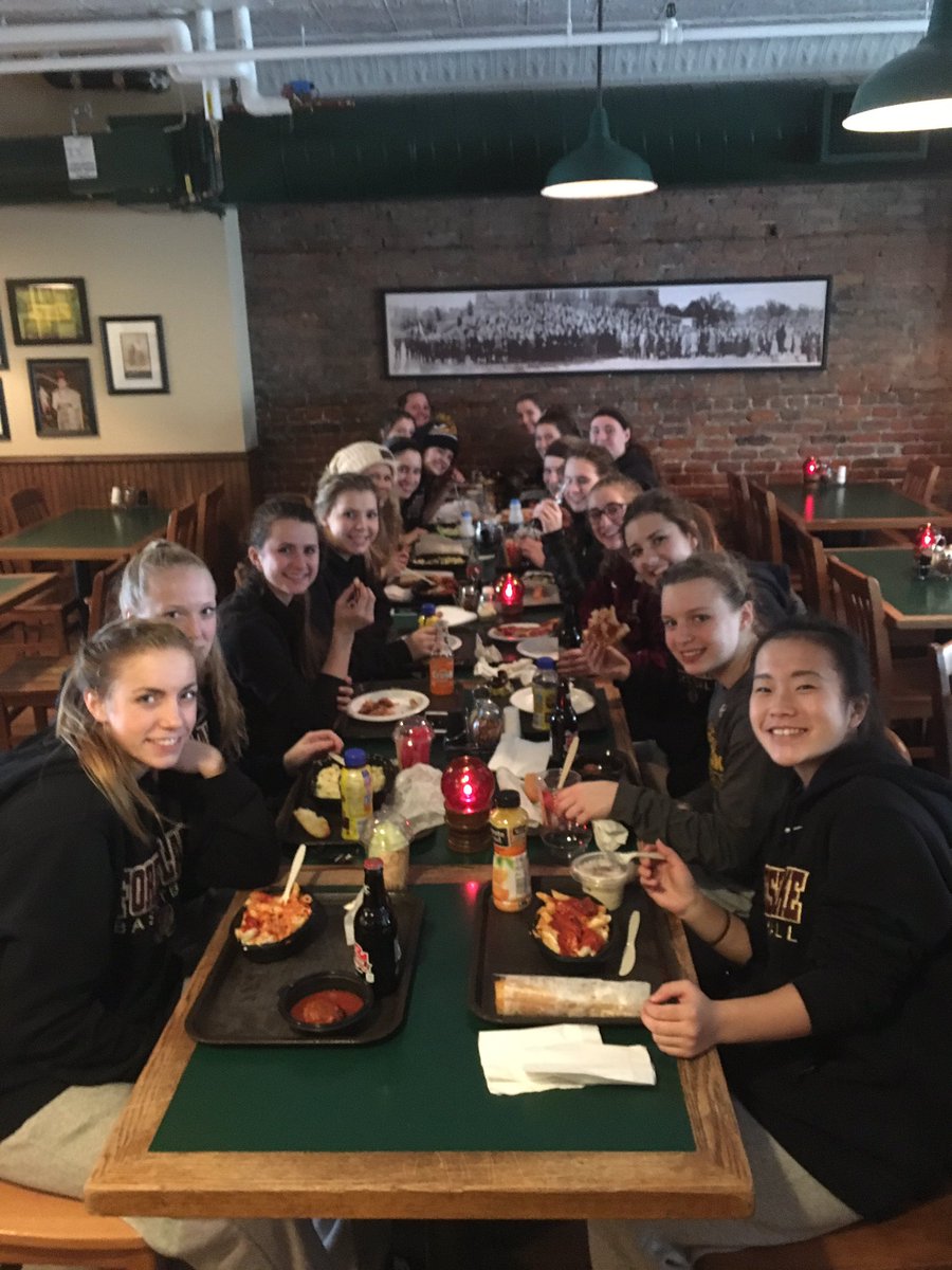 FLGirlsHoops's tweet photo. Team Lunch. #yum #cossetta's https://t.co/CPSHpJ41HK