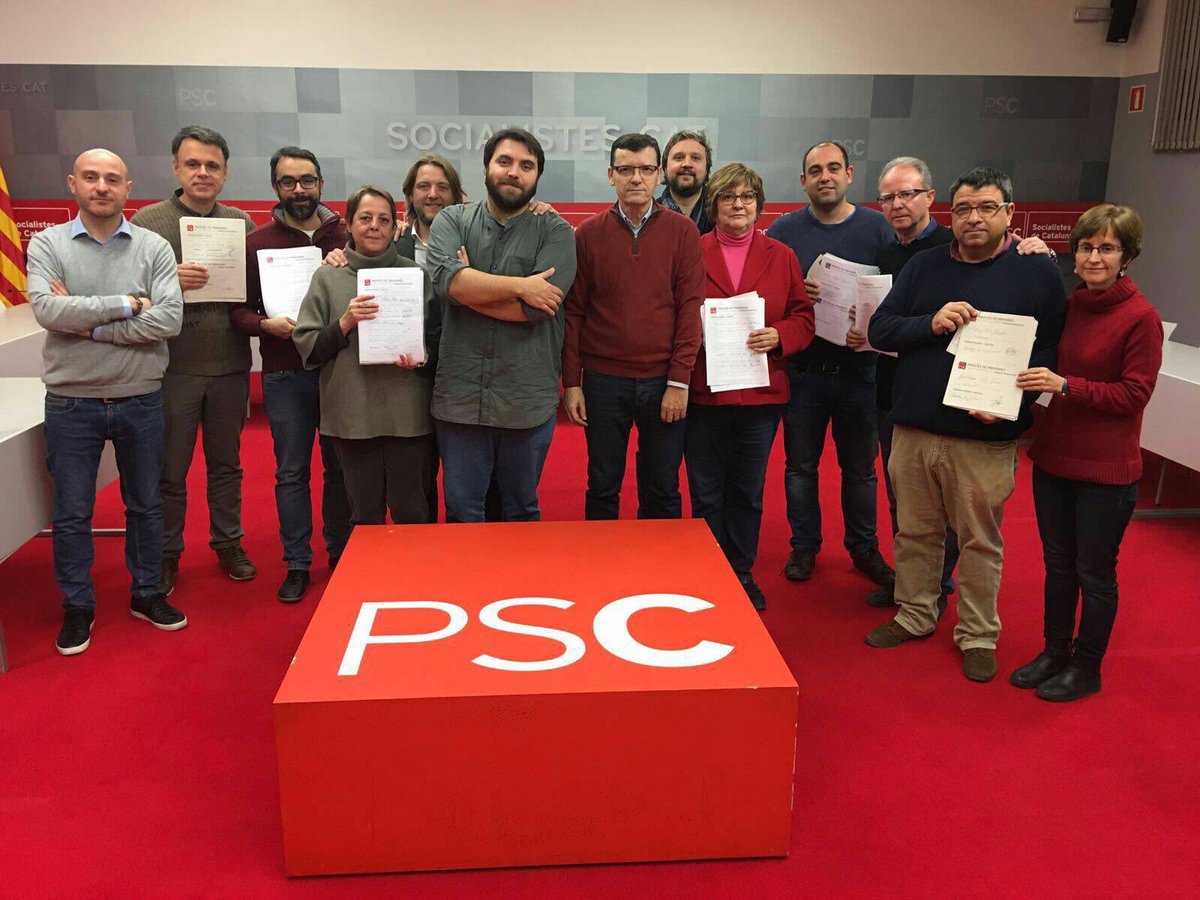 PSCSants's tweet photo. L'equip de @FerranPedret entrega a l'autoritat electoral els avals per #elecciódirecta #primersecretari @pscbarcelona https://t.co/xsz5j4lDhm