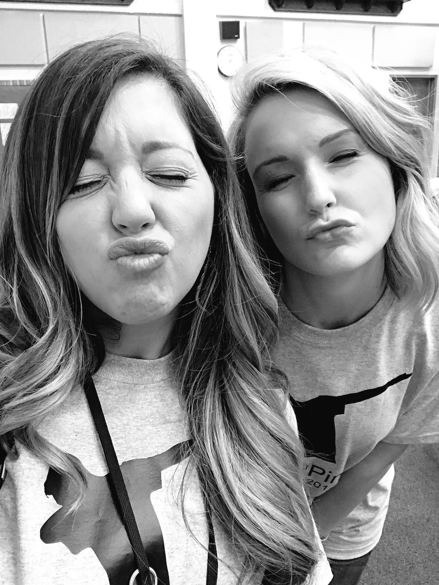 MissB1stGrade's tweet photo. @MrsRungesClass and @MissB1stGrade quick selfie #dappwithus #dpapprace2017 #dptech2017 https://t.co/DVIU4QQUip