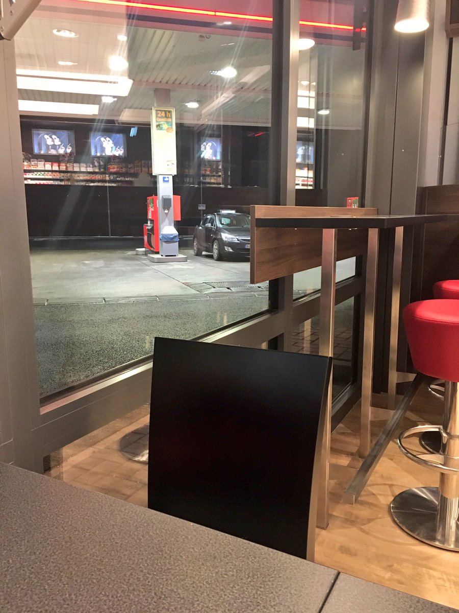 Motivsocke_'s tweet photo. Karte geht nicht. Muss jetzt warten bis Mama Geld bringt x.x wieso hab ich auch am 15. noch kein Gehalt?! #gratiskaffee https://t.co/iKAlEv59SD