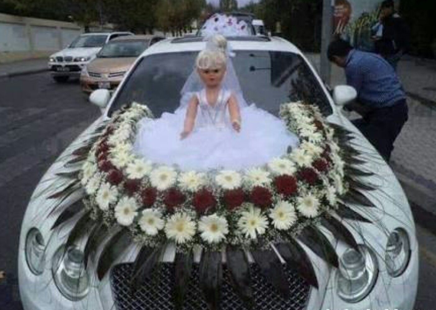 Кукла на свадебной машине