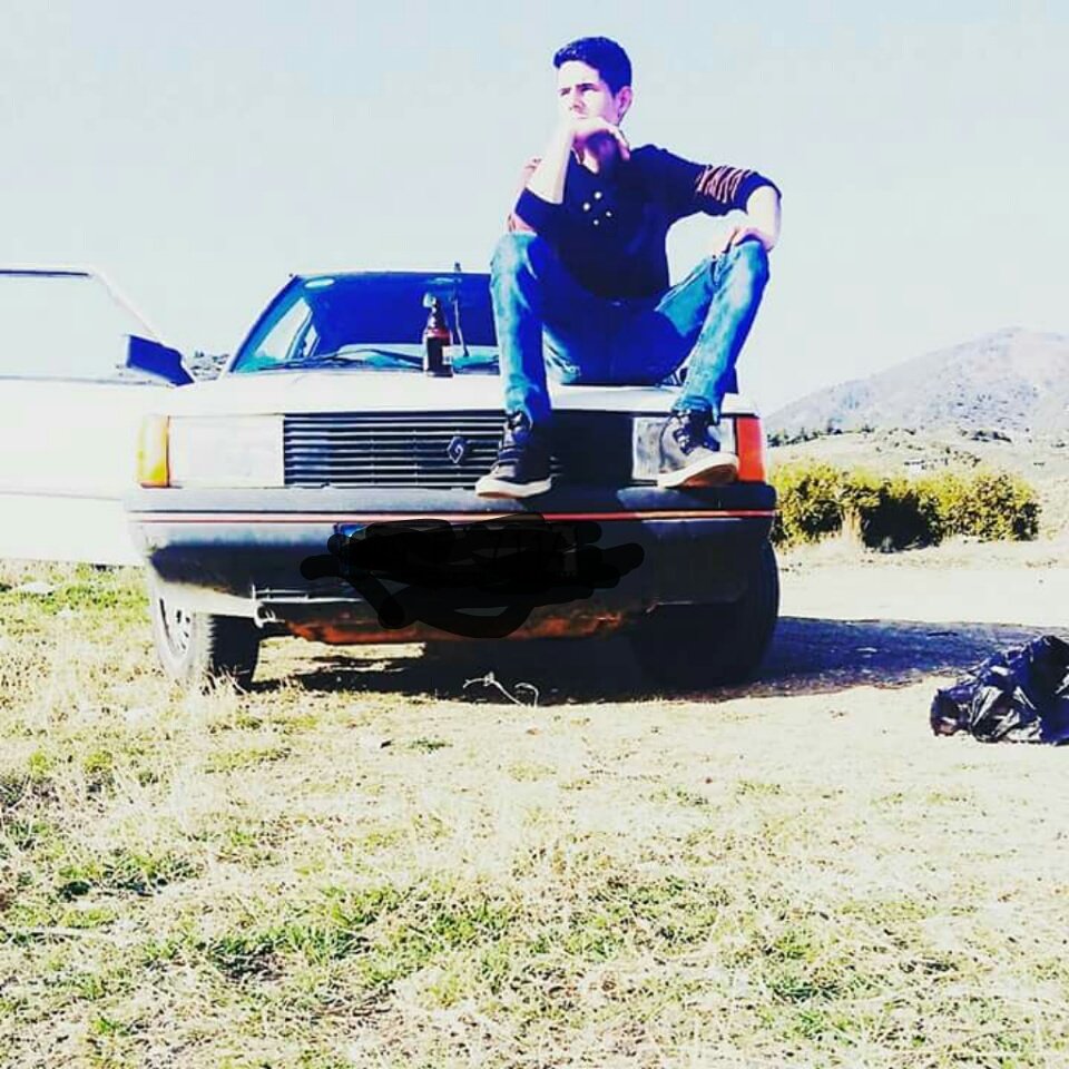 İnsanın düşünenleri olmalı;Merak edenleri,Hesapsız kitapsız değer verenleri,Uzakta olunca özleyenleri olmalı.