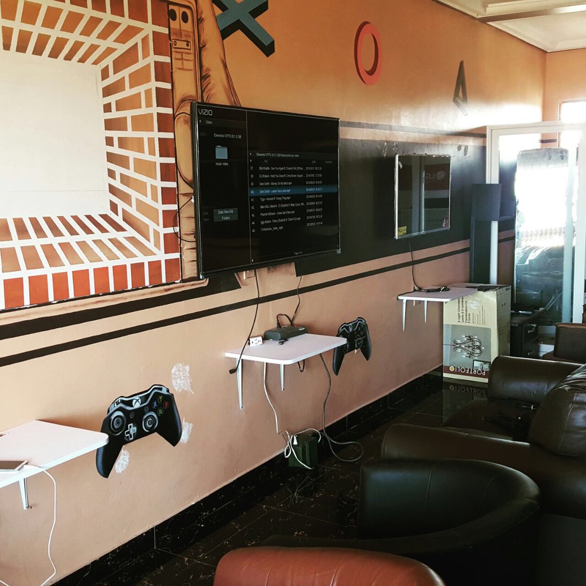 Phreddi_Grey's tweet photo. Enjoy gaming whilst you wait for your turn at the Cutting lounge.. FRIENDZ CUTTING &amp; GAMING LOUNGE.. https://t.co/pCOjM3PvkN