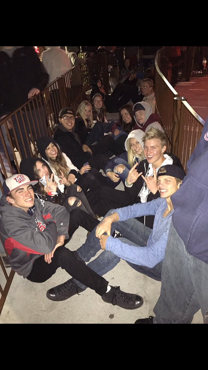 ty_grizzz's tweet photo. HAPPPPPY BIRTHDAY BESTIESSS💛 #18 #getatthem https://t.co/WuezNUq5Kn