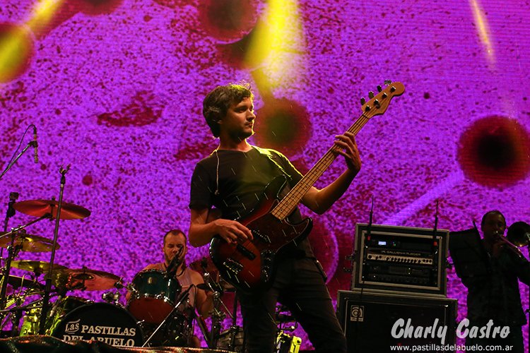 charly_castro20's tweet photo. Santi en dos momentos del recital de ayer.
@DelAbuelo en Brandsen.
Otra vez 20 temas, y una lluvia que no desanimó a nadie. https://t.co/LzRzhD3Dey