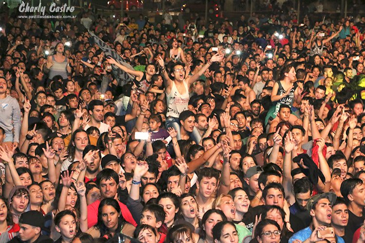charly_castro20's tweet photo. Santi en dos momentos del recital de ayer.
@DelAbuelo en Brandsen.
Otra vez 20 temas, y una lluvia que no desanimó a nadie. https://t.co/LzRzhD3Dey