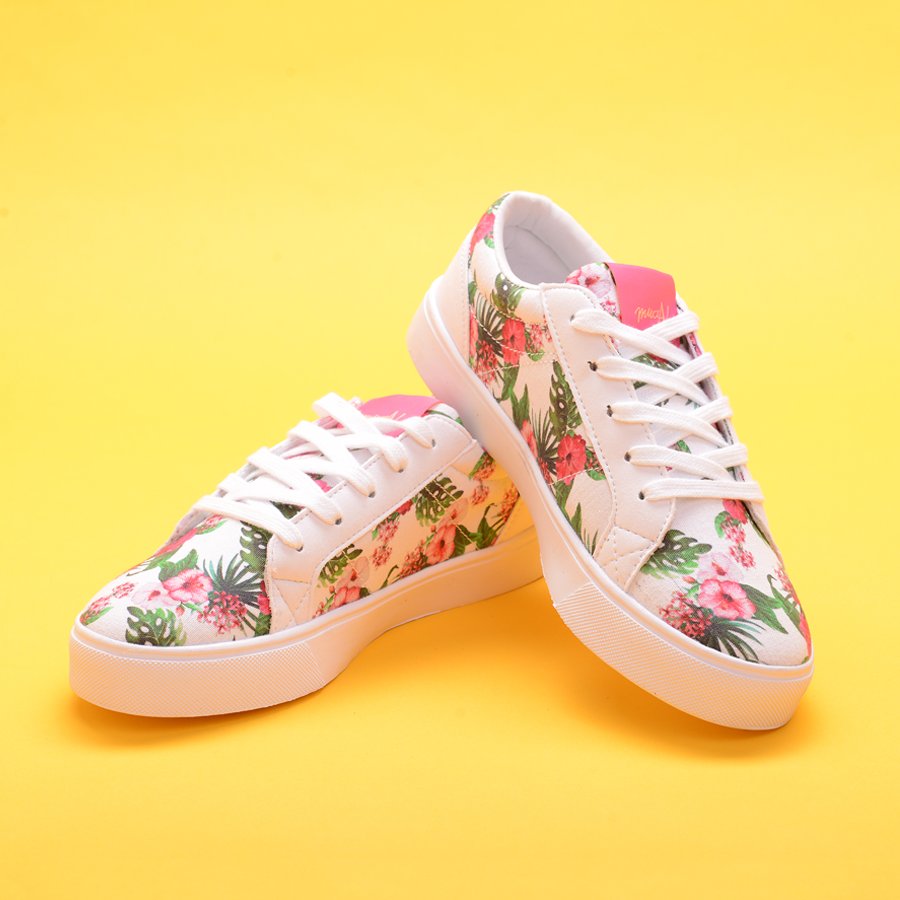 Siguen los descuentos en SUMMER SALE 🔥
Zapatillas Muaa Hawaii 🌺 bit.ly/i1601muaahawaii
#summersale #verano #dft #muaa #zapatillas #floral