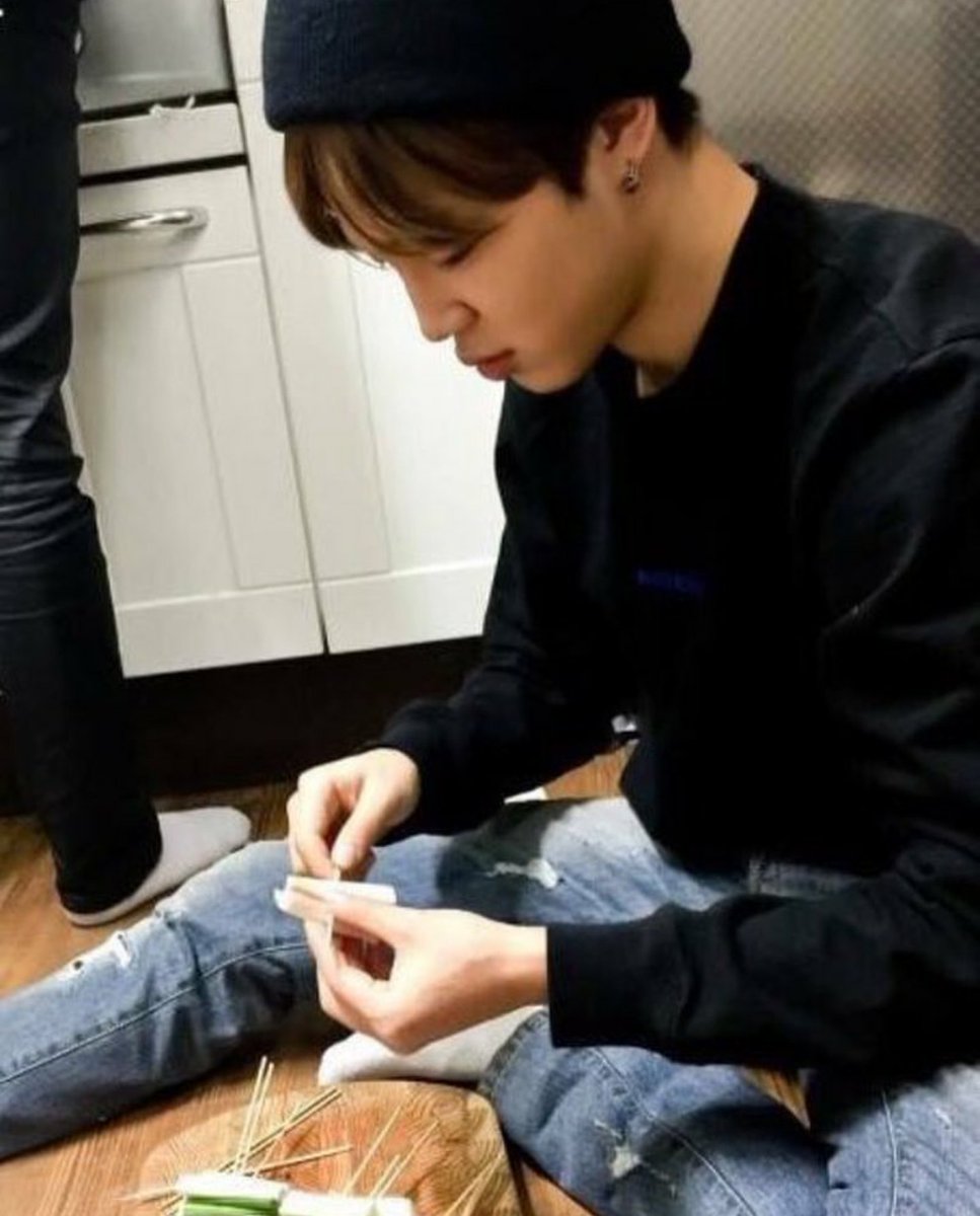 pleasekook's tweet photo. boyfriend jimin
- finger hearts
- corny movie cliches 
- singing you to sleep
- long warm hugs https://t.co/NvqMsHpGyB