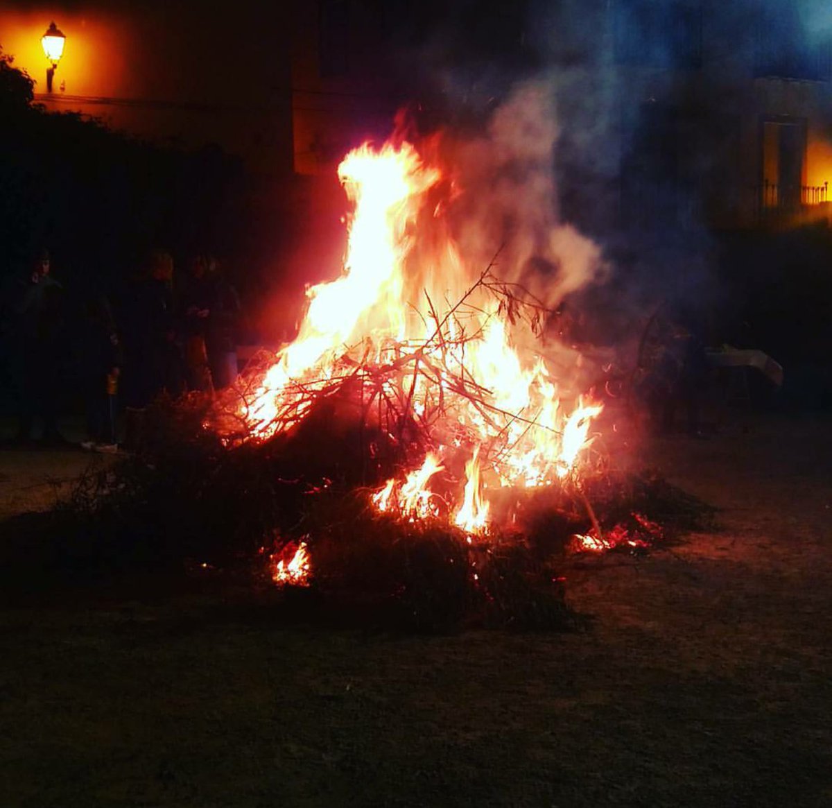 ¡Hasta San Antón pascuas son! #tradiciones #Bedmar #Jaén #lumbres
Foto <a href="/_anamarin_/">Ana Marin</a>
<a href="/Destino_AND/">DESTINO ANDALUCIA</a> <a href="/destinorural/">Somos Destino Rural</a> <a href="/viveandalucia/">Vive Andalucía</a> <a href="/FotosAndalucia/">Andalucía en fotos</a>