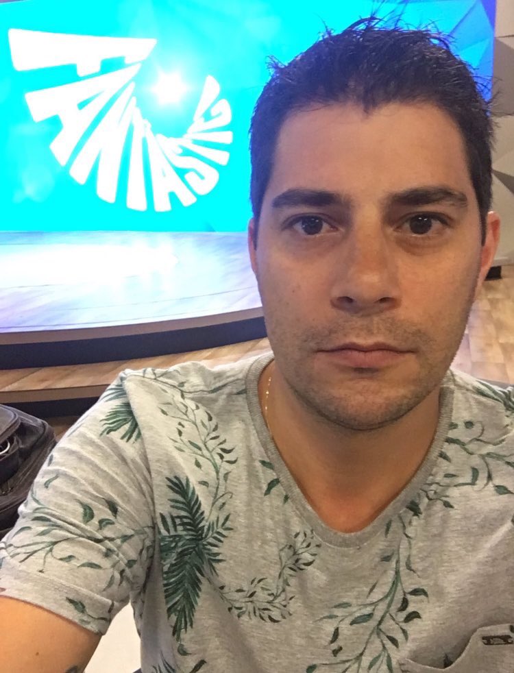 withebeatIes's tweet image. waiting an oasis reunion