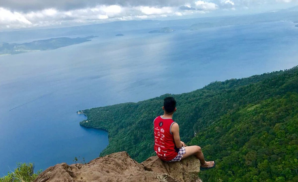 caramelmakiatu's tweet photo. The Happy Boxer at 706 Metres above sea level. #Maculot #Rockies #TaalLake https://t.co/t8tkWfLmTP