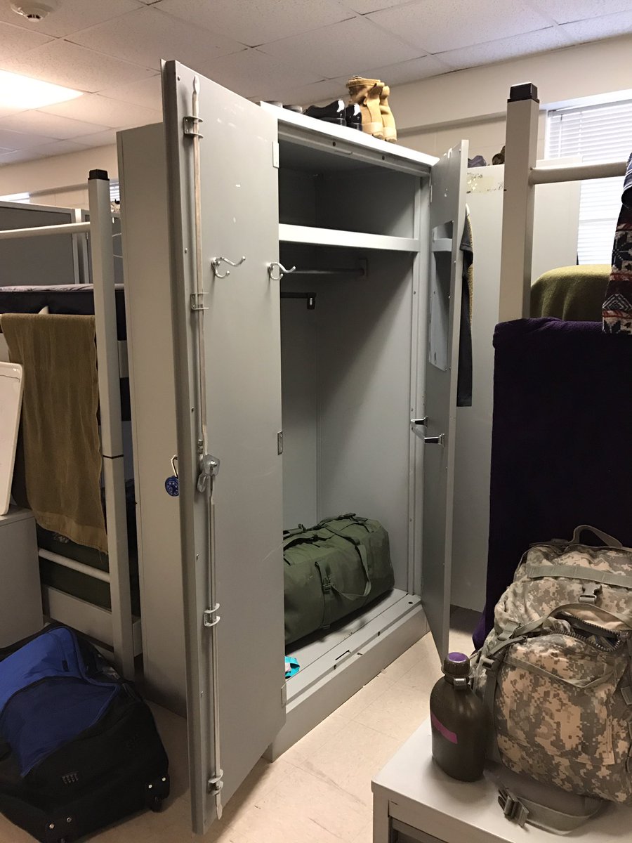 CariAngelina34's tweet photo. Packing day! So glad to almost be moved out and on to -hopefully- a bigger living space with less roommates😝#18Jan #WA https://t.co/bPfhBwFcVS