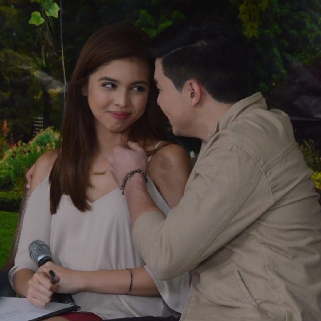 MaiChardOFC2016's tweet photo. All-out boyfriend of a hopeless romantic girlfriend! Saan ka pa nemen? Jeskelerd! 🍃💕

@aldenrichards02 
@mainedcm 
#ALDUBKiligDuo https://t.co/GZaOMyJgIH