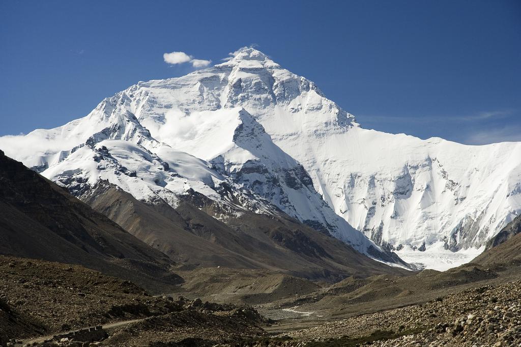 GreatPictures's tweet photo. Mount Everest is the highest mountain around the earth with 8848 meters above level sea. Located in the border between Nepal and China. https://t.co/z8YJJUOGAJ