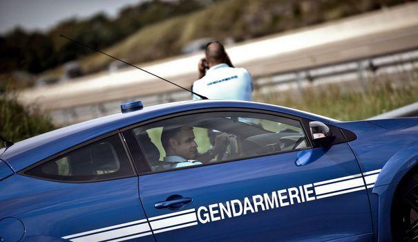 LEXPRESS's tweet photo. Flashé à 200 km/h sur l'A4, il rentrait de son stage de récupération de points https://t.co/BGyWBkcFUs https://t.co/cMIT2Qu4TD