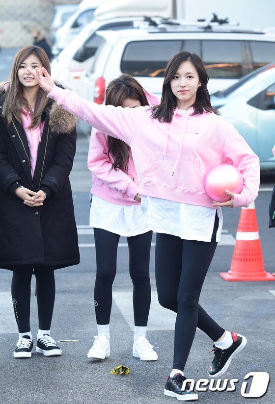 PARKMYOUI's tweet photo. #twice #chaeyoung #momo #mina #tzuyu #sana #dahyun #nayeon https://t.co/CQU0vrxVmu