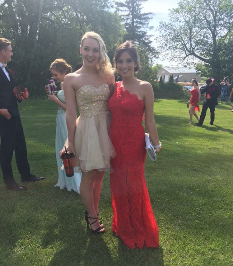 BumbleBreeW's tweet photo. Before each one of my proms I cried about being too ugly or too big, and didn't give myself any credit. Looking back I fucking slayed. Go me https://t.co/6GrGZd40bZ